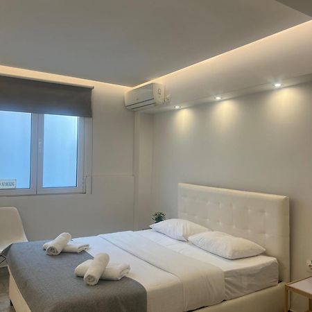 Purple- Lux Studio 2' From Metro Petralona Athènes Extérieur photo