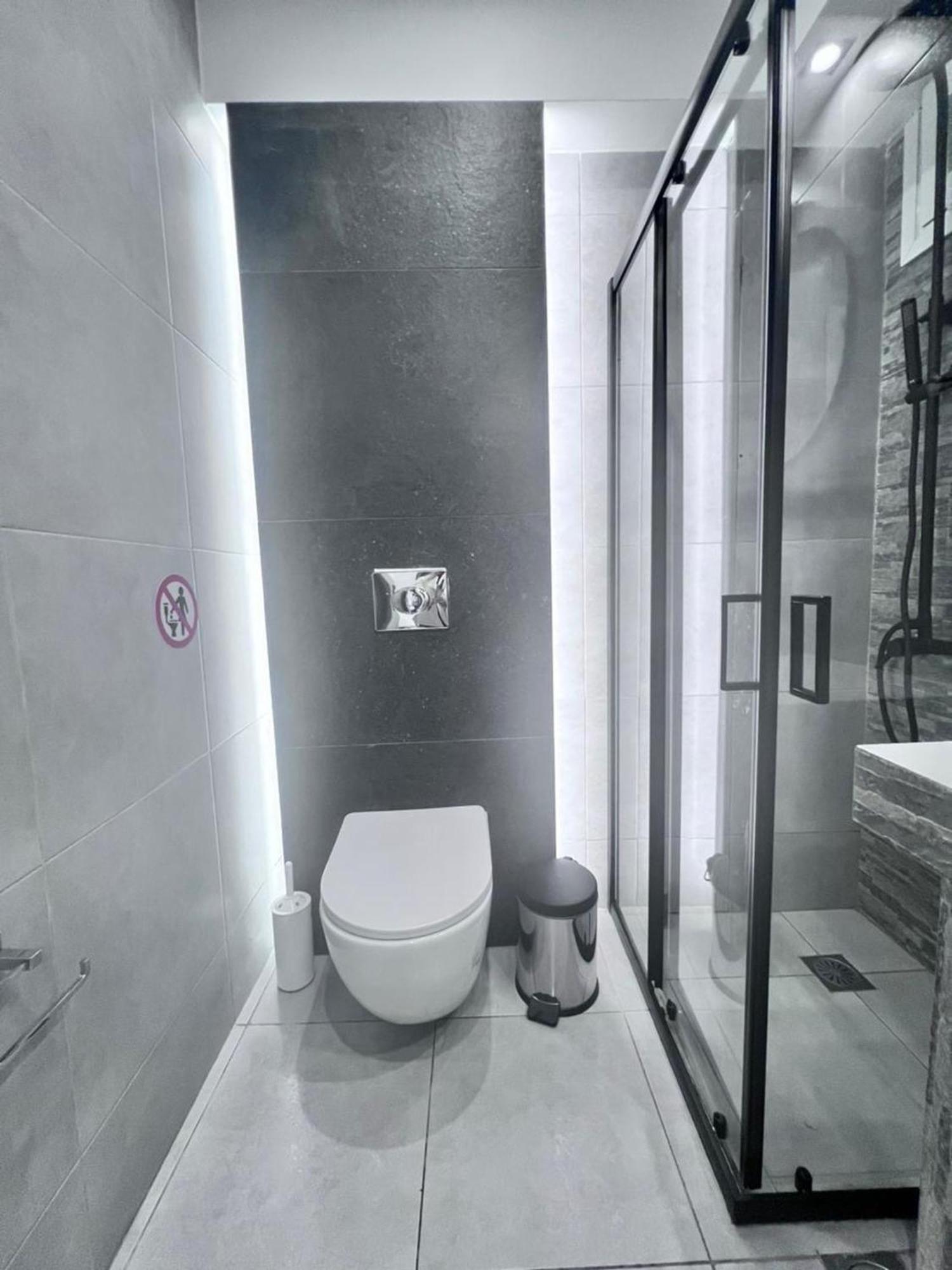 Purple- Lux Studio 2' From Metro Petralona Athènes Extérieur photo
